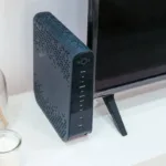 Router WiFi rumah dengan perangkat teknologi modern di meja